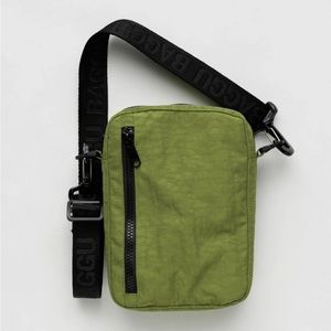 BAGGU Sport Crossbody in Avocado